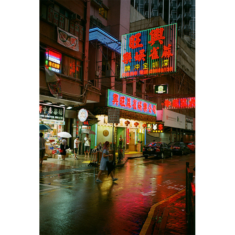 Gideon de Kock - Film Photography Art of Hong Kong Street at night with neon light - Fine Art Print